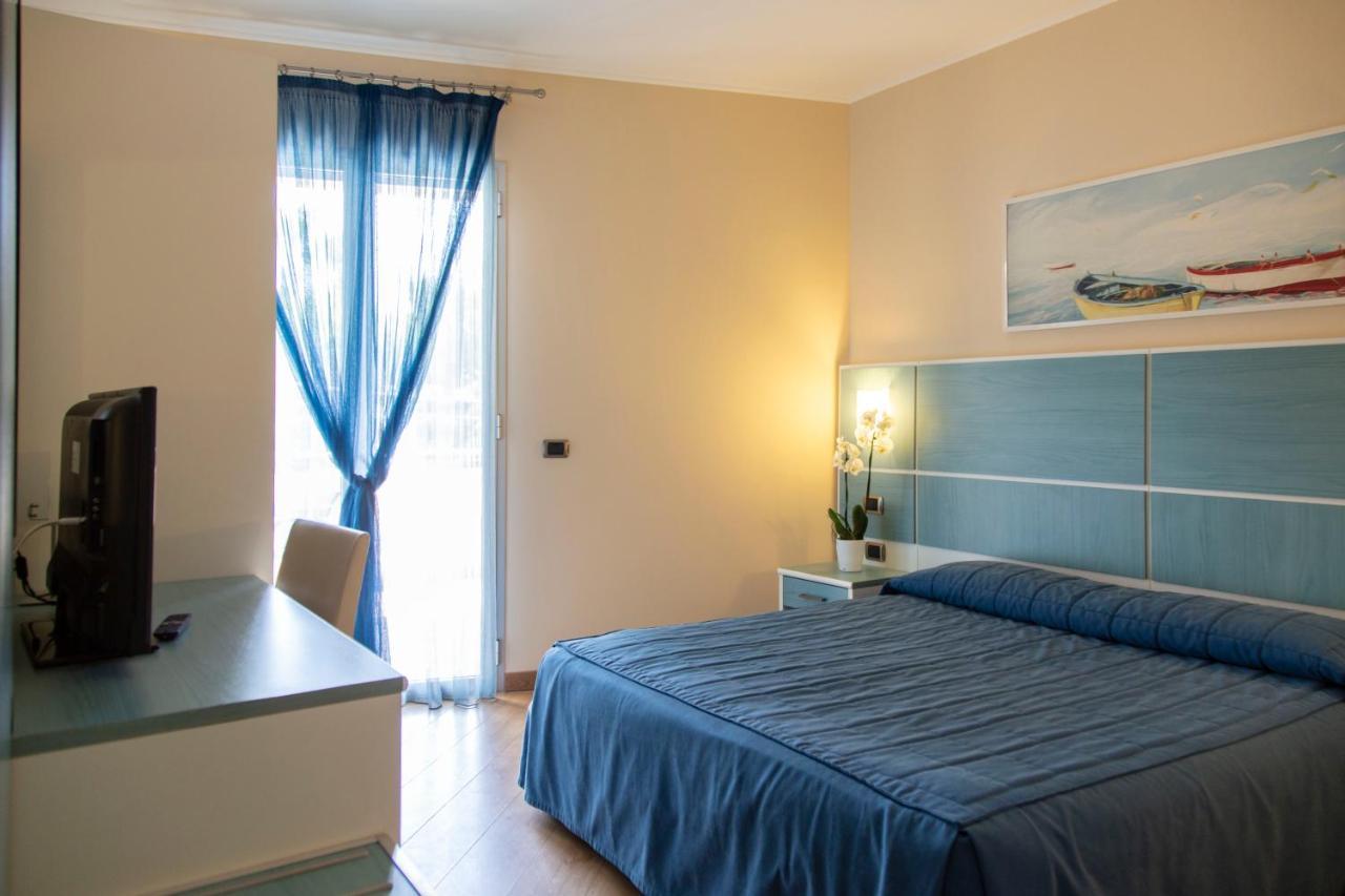 Residenza Del Mare Hotel Сант'Изидоро Екстериор снимка