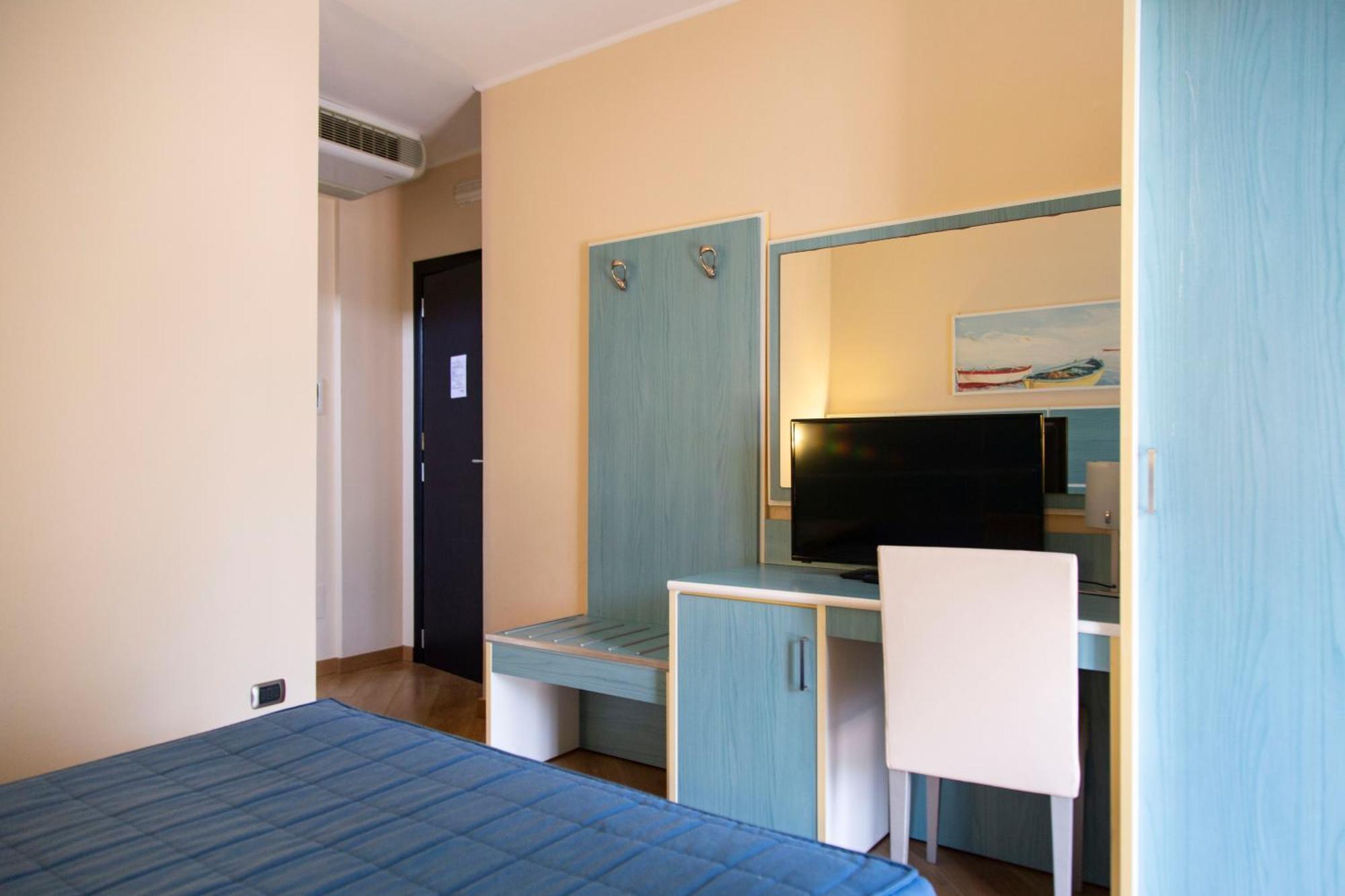 Residenza Del Mare Hotel Сант'Изидоро Стая снимка